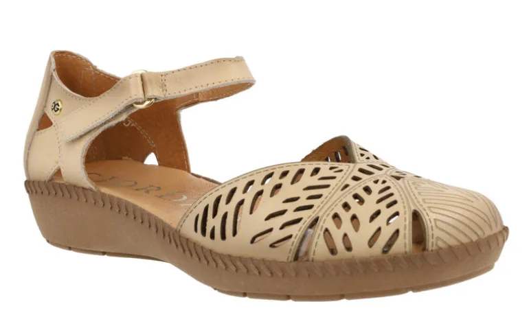 Sandalias de piel troqueladas con tira de velcro para mujer
