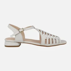 Sandalias de piel troqueladas con cierre de hebilla