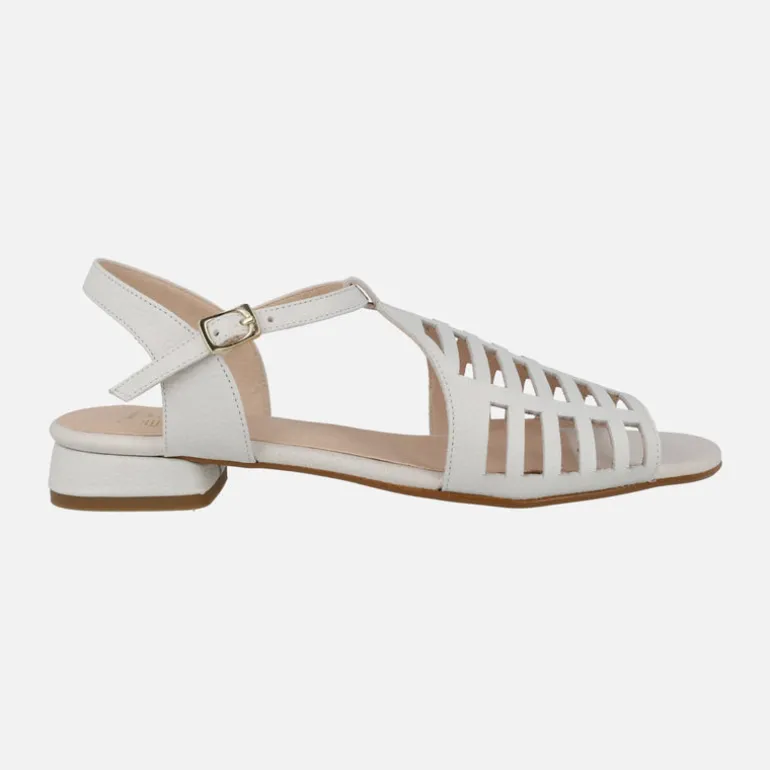 Sandalias de piel troqueladas con cierre de hebilla