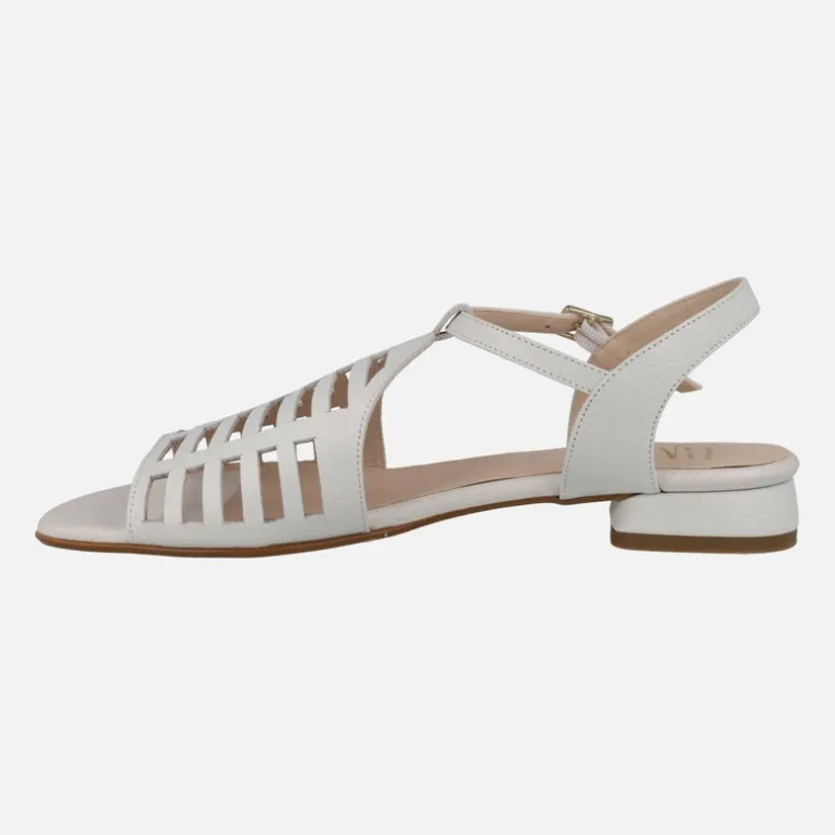 Sandalias de piel troqueladas con cierre de hebilla