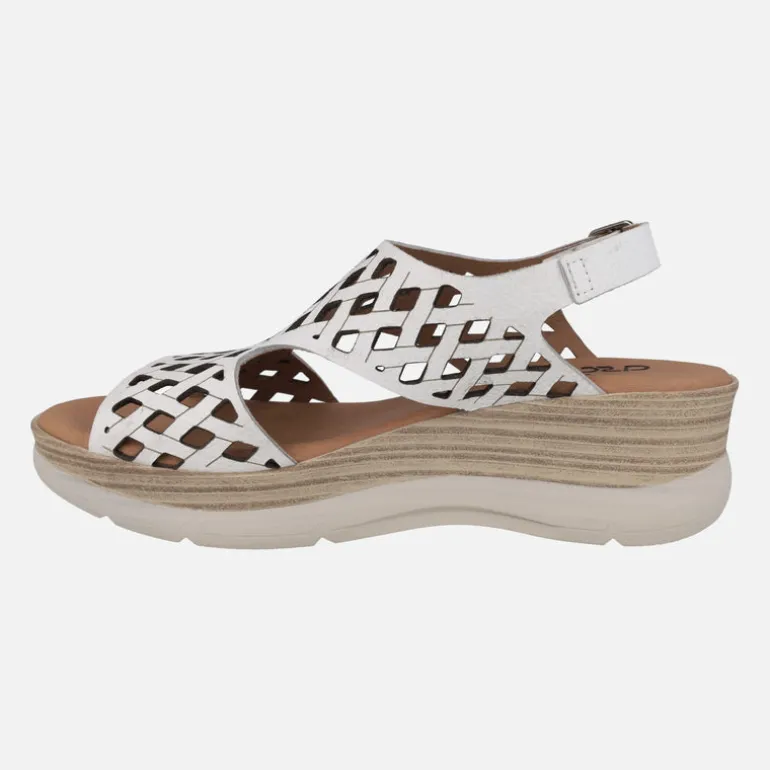 Sandalias de piel troqueladas con plataforma