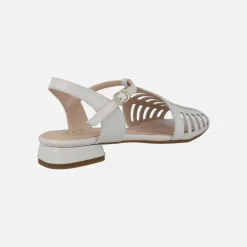 Sandalias de piel troqueladas con cierre de hebilla
