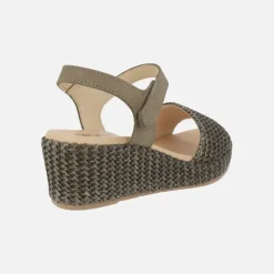 Sandalias de piel y rafia con cierre de velcro