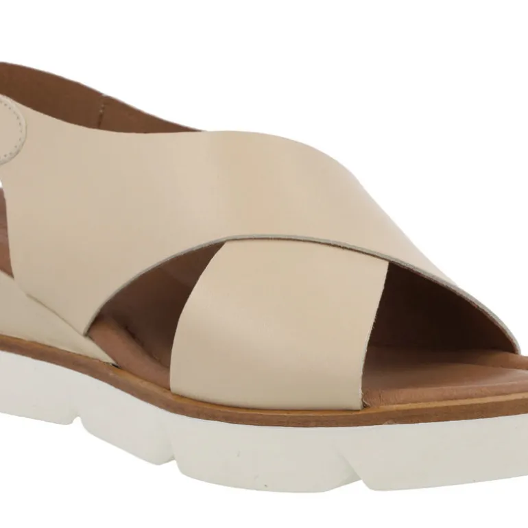 Sandalias de plataforma con tiras cruzadas en piel beige