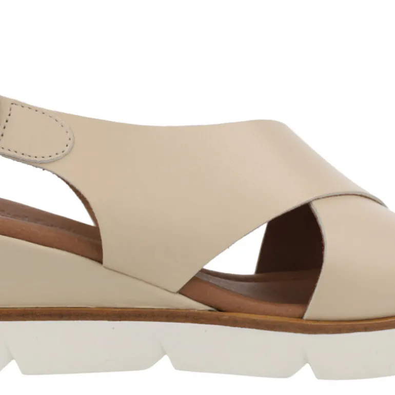 Sandalias de plataforma con tiras cruzadas en piel beige