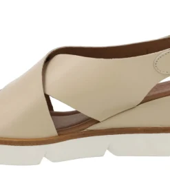 Sandalias de plataforma con tiras cruzadas en piel beige