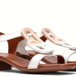 Sandalias de tacón bajo con adorno en la pala