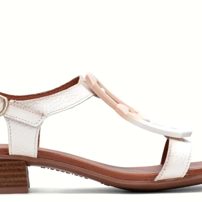 Sandalias de tacón bajo con adorno en la pala