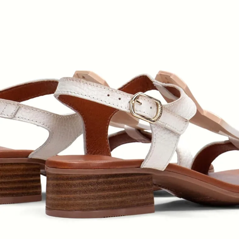 Sandalias de tacón bajo con adorno en la pala
