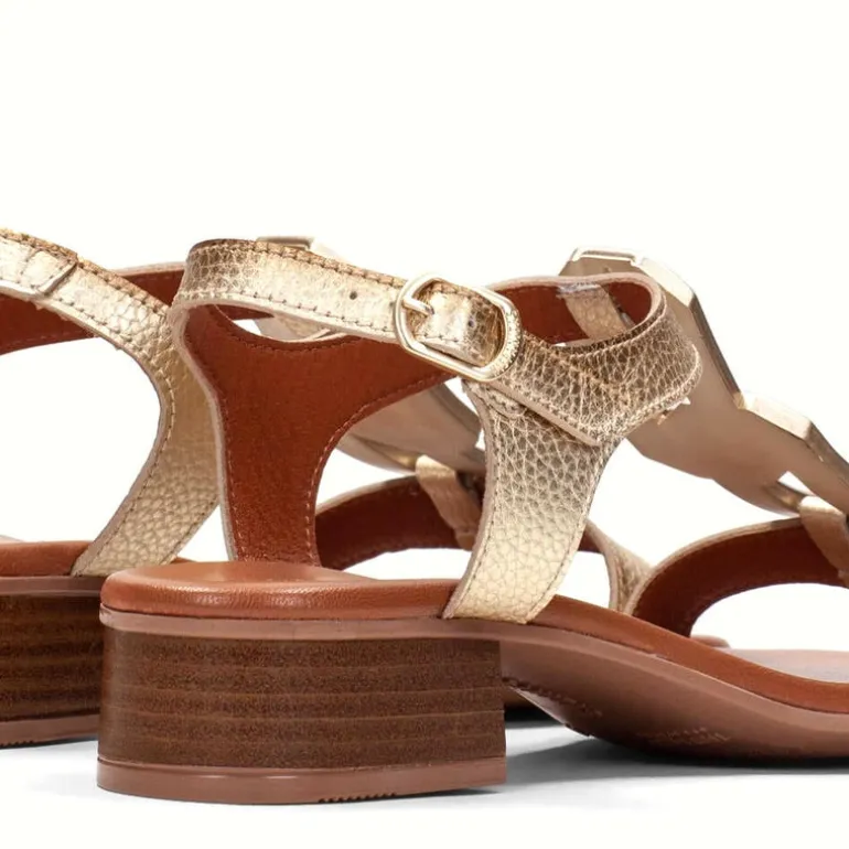 Sandalias de tacón bajo con adorno en la pala