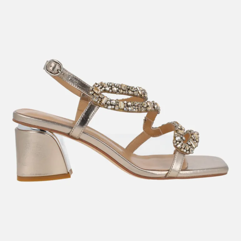 Sandalias de tacón en metalizado bronce con detalle de pedrería