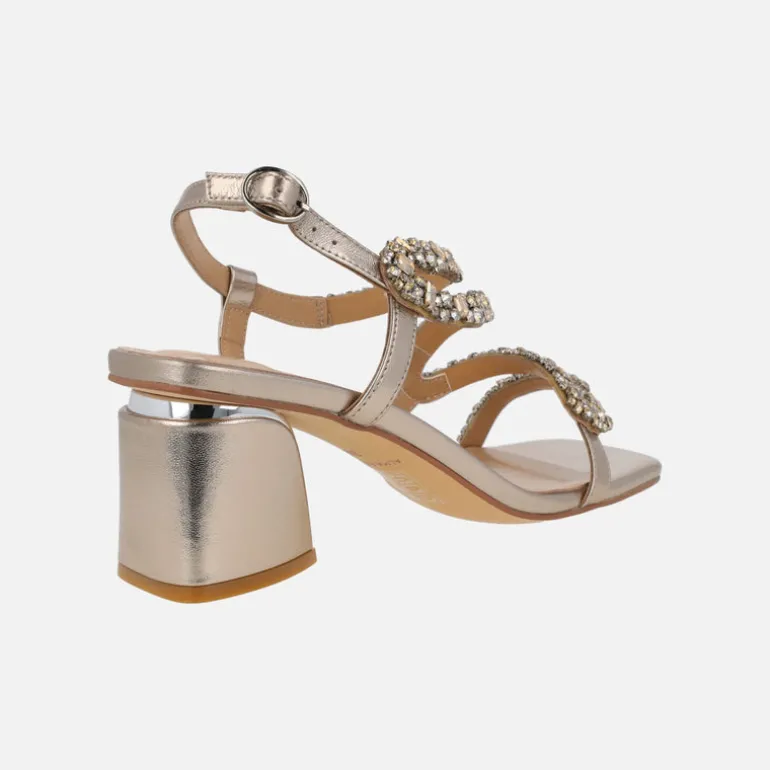 Sandalias de tacón en metalizado bronce con detalle de pedrería