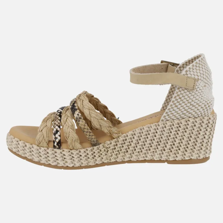 Sandalias de tiras combinadas con pulsera al tobillo y cuña de rafia