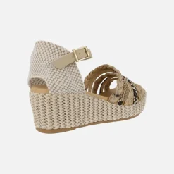 Sandalias de tiras combinadas con pulsera al tobillo y cuña de rafia
