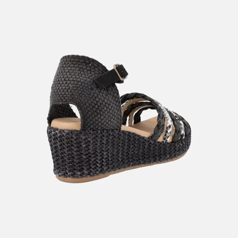 Sandalias de tiras combinadas con pulsera al tobillo y cuña de rafia