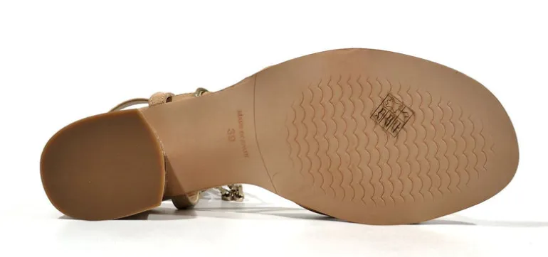 Sandalias de tiras con pulsera y cadena al tobillo