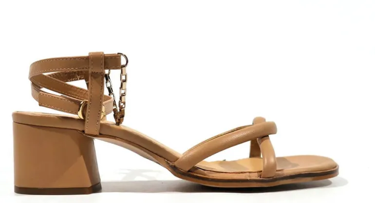 Sandalias de tiras con pulsera y cadena al tobillo