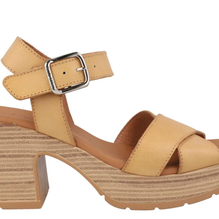 Sandalias de tiras cruzadas y pulsera al tobillo