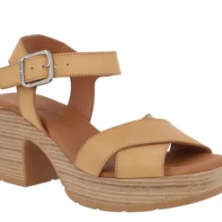 Sandalias de tiras cruzadas y pulsera al tobillo