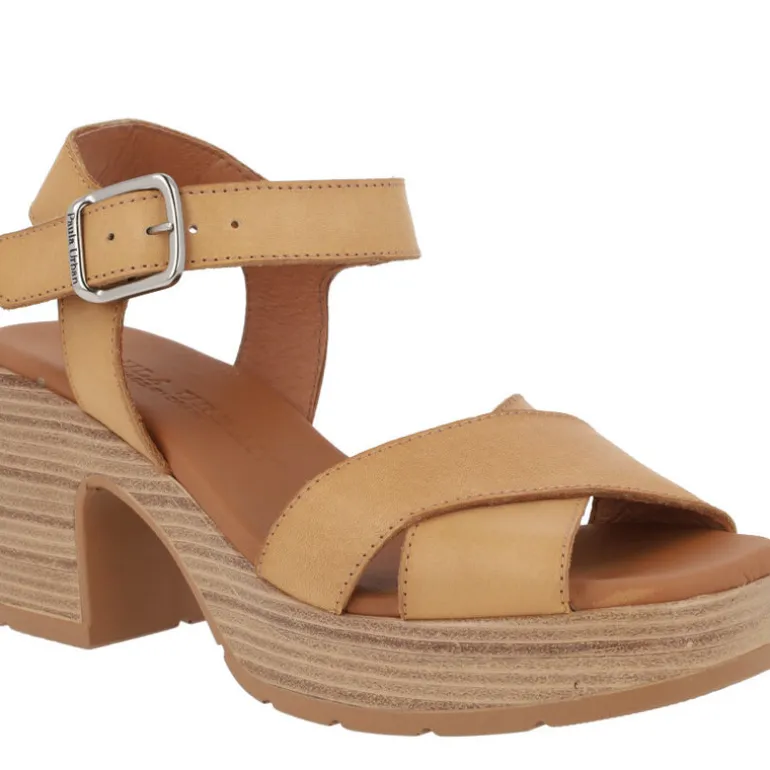 Sandalias de tiras cruzadas y pulsera al tobillo