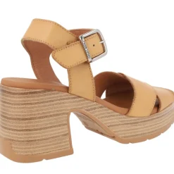 Sandalias de tiras cruzadas y pulsera al tobillo