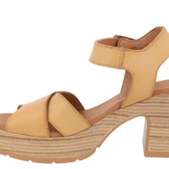 Sandalias de tiras cruzadas y pulsera al tobillo