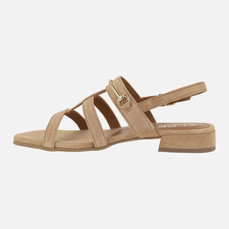 Sandalias de tiras en serraje camel Amalfi con adorno metálico