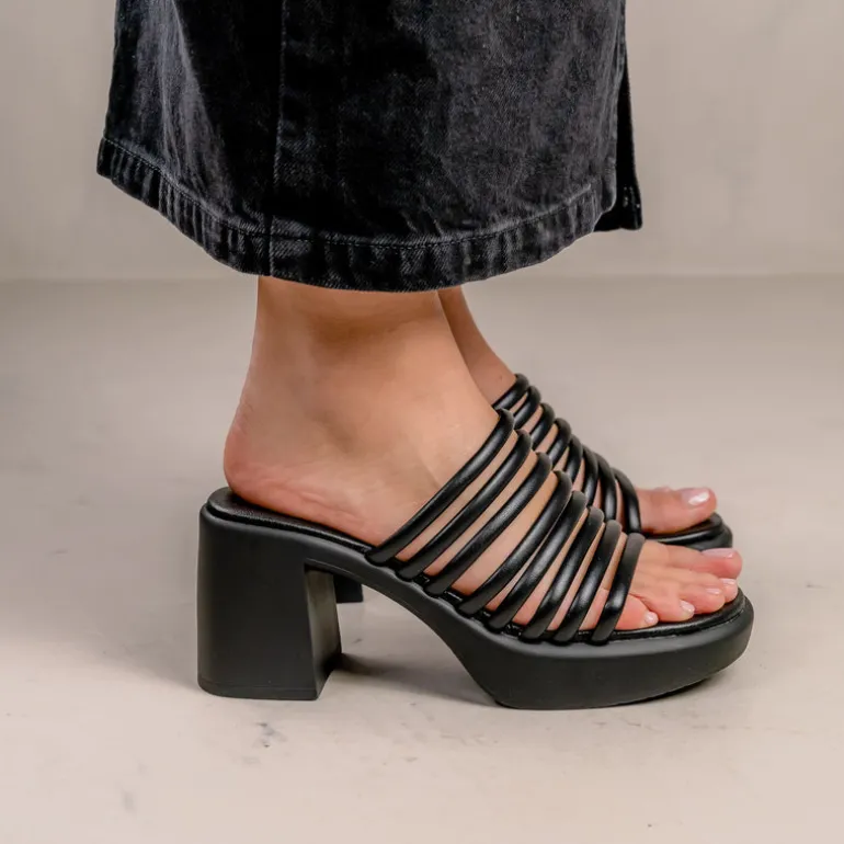 Sandalias de tiras negras de piel y plataforma Gina