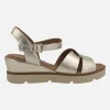 Sandalias doradas de piel con pulsera al tobillo y plataforma de goma
