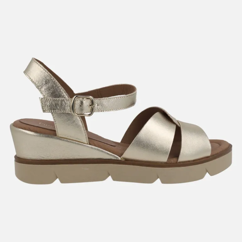 Sandalias doradas de piel con pulsera al tobillo y plataforma de goma