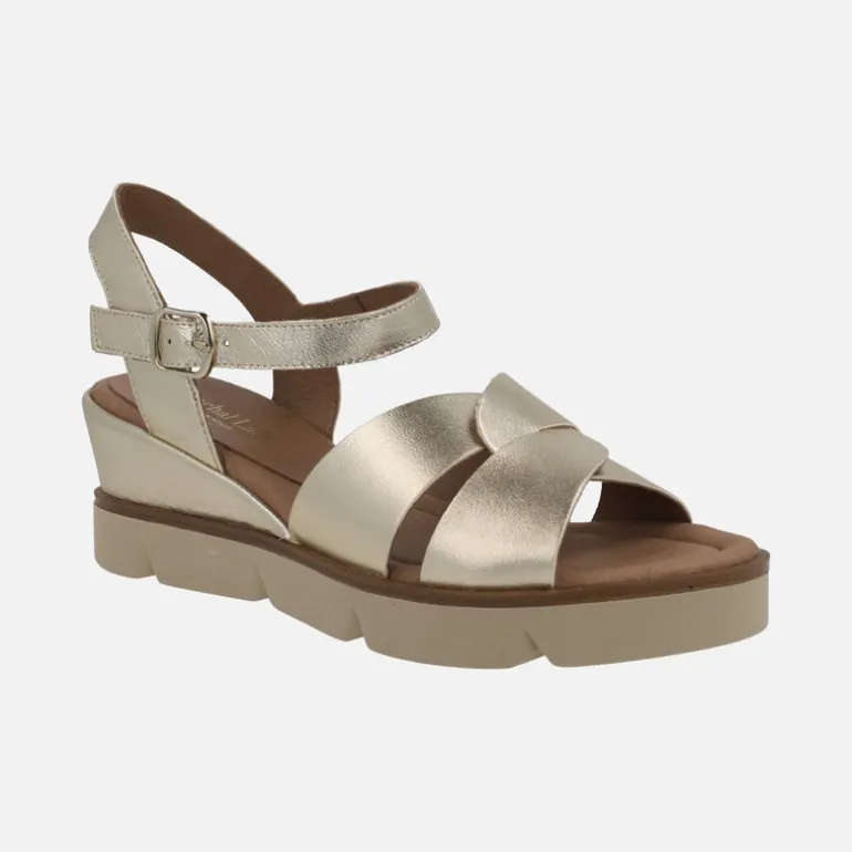 Sandalias doradas de piel con pulsera al tobillo y plataforma de goma