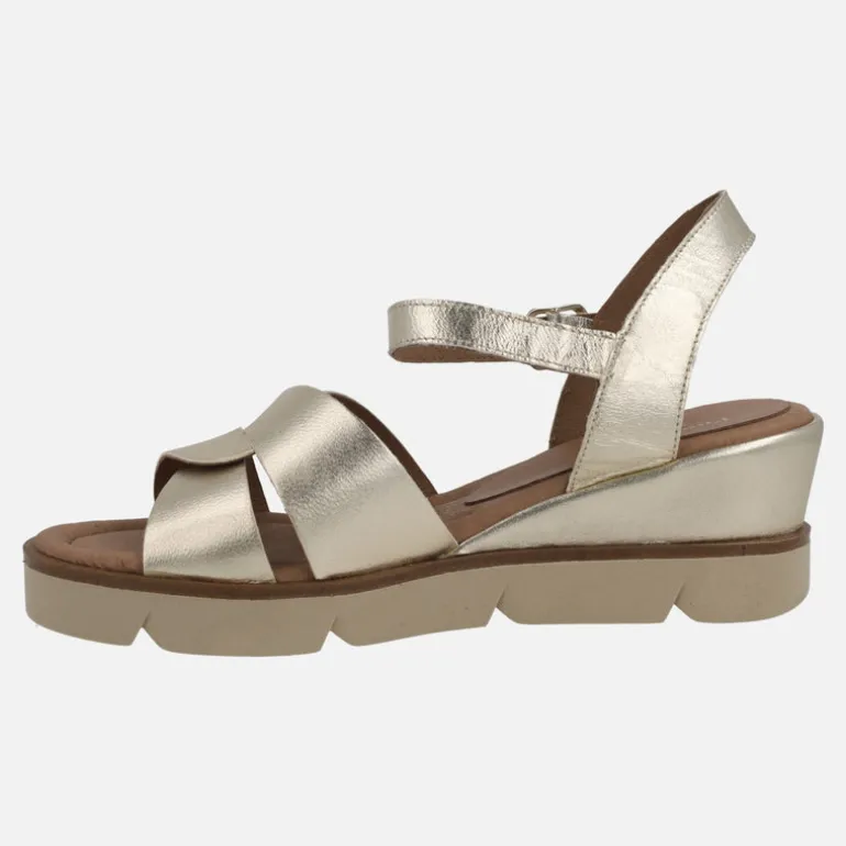 Sandalias doradas de piel con pulsera al tobillo y plataforma de goma
