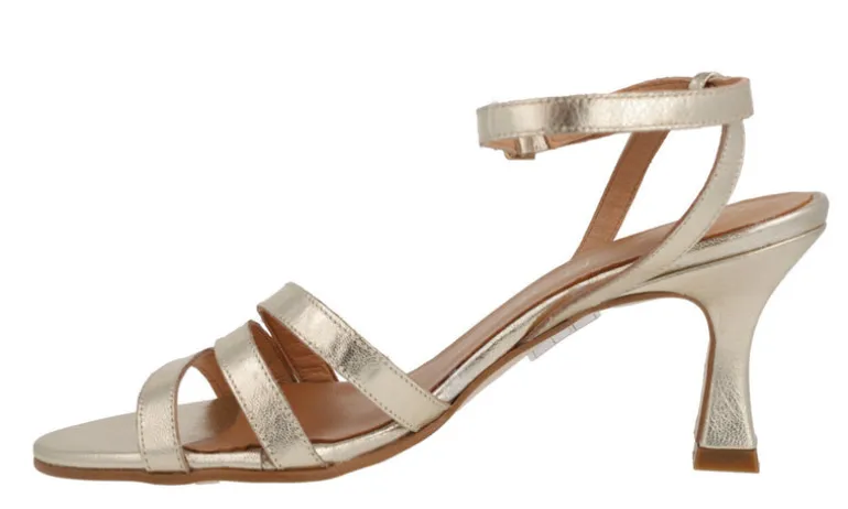 Sandalias doradas de piel con pulsera al tobillo