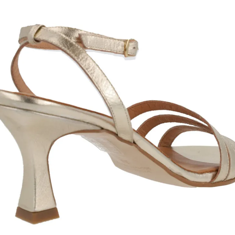 Sandalias doradas de piel con pulsera al tobillo