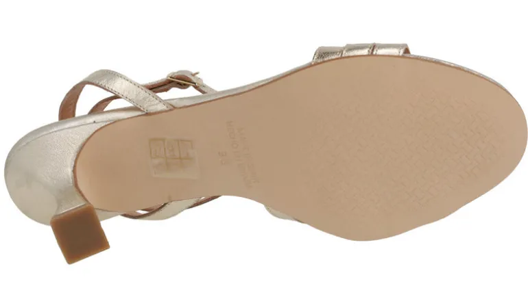 Sandalias doradas de piel con pulsera al tobillo