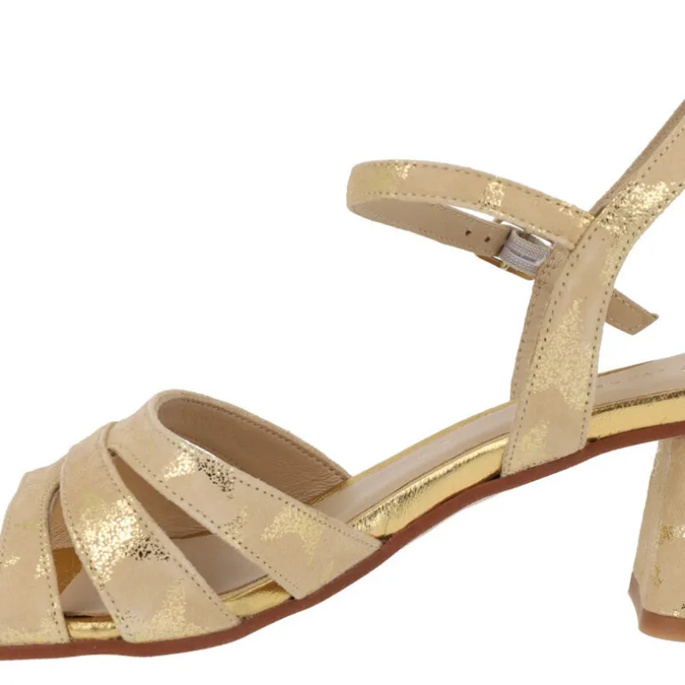Sandalias en ante camel con estrellas doradas