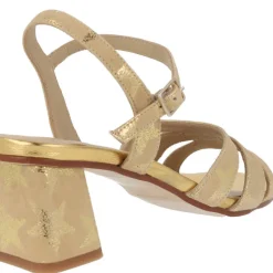 Sandalias en ante camel con estrellas doradas