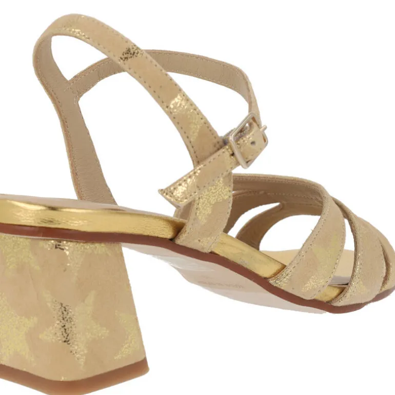 Sandalias en ante camel con estrellas doradas