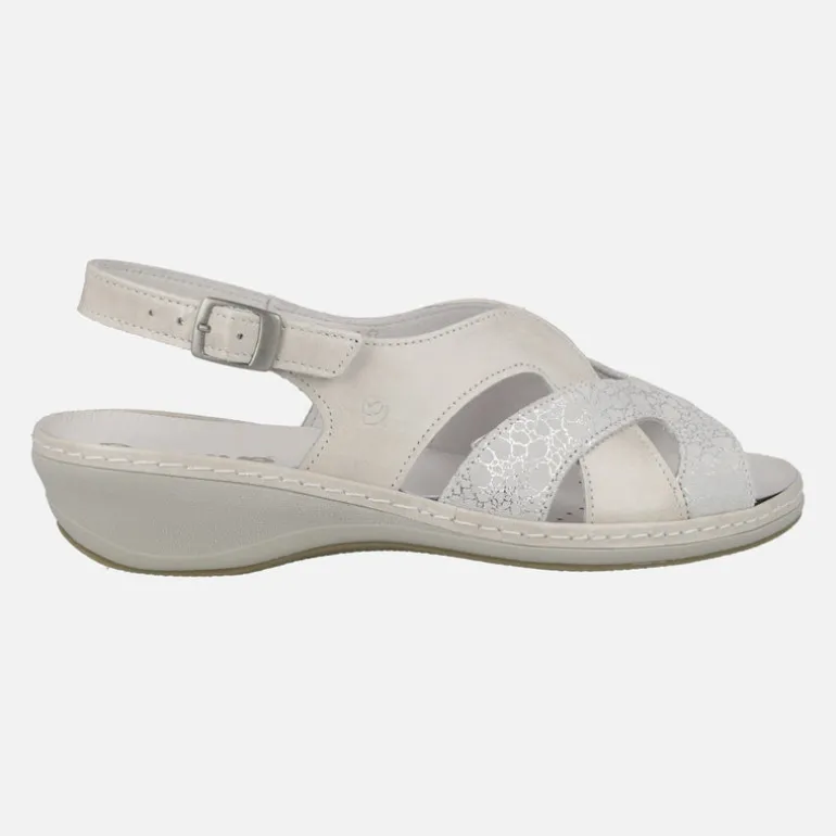 Sandalias en combinado nacarado blanco con tira de hebilla al talón
