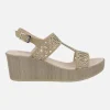 Sandalias en nobuck color arena con troquelados y detalles de strass