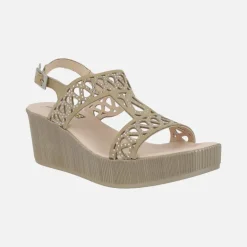 Sandalias en nobuck color arena con troquelados y detalles de strass