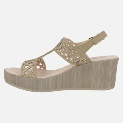 Sandalias en nobuck color arena con troquelados y detalles de strass