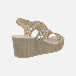 Sandalias en nobuck color arena con troquelados y detalles de strass
