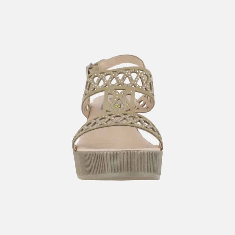 Sandalias en nobuck color arena con troquelados y detalles de strass