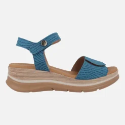 Sandalias en nobuck grabado con cierre de velcros