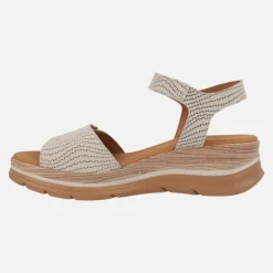 Sandalias en nobuck grabado con cierre de velcros