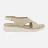 Sandalias en piel beige con efecto trenzado y tira al talón con velcro