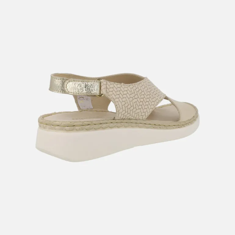 Sandalias en piel beige con efecto trenzado y tira al talón con velcro