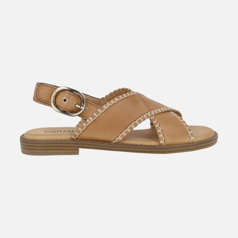 Sandalias en piel camel con tiras cruzadas y pespuntes
