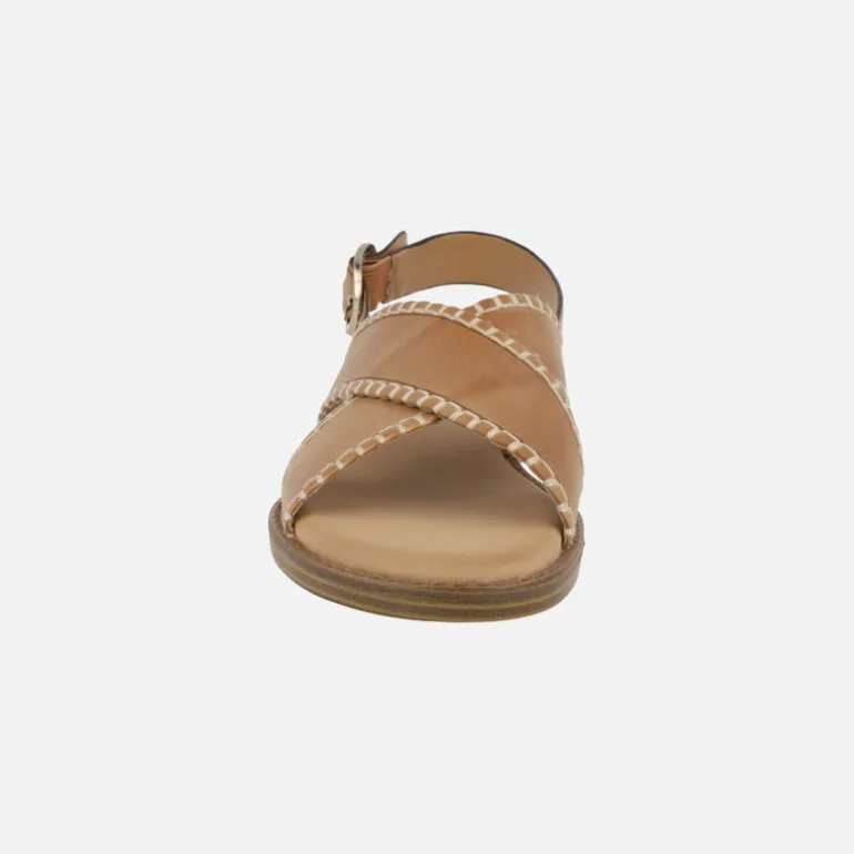 Sandalias en piel camel con tiras cruzadas y pespuntes